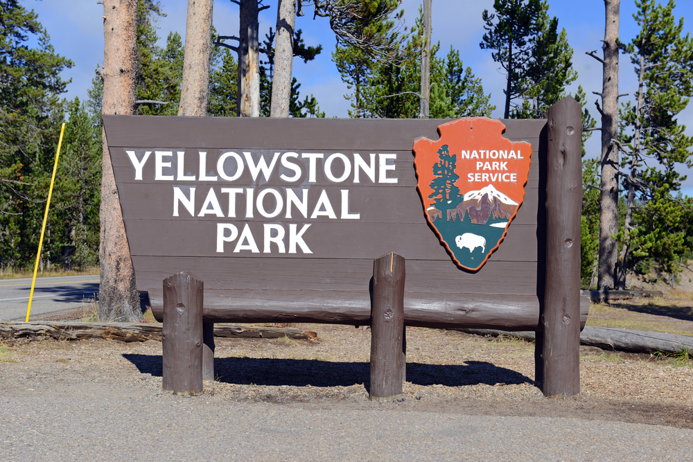 Entrance,sign,to,yellowstone,national,park,,wyoming,,usa